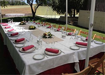 Mesa en jardín de Catering Layra